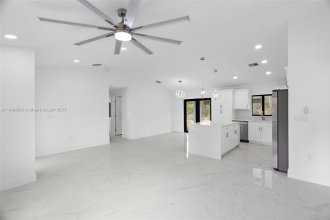 House in Lehigh Acres, Florida 3 bedrooms № 1852422 - photo 11