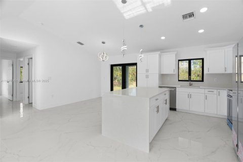 House in Lehigh Acres, Florida 3 bedrooms № 1852422 - photo 8