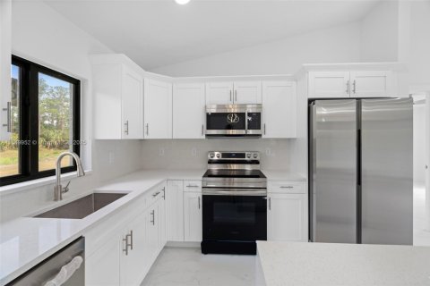 House in Lehigh Acres, Florida 3 bedrooms № 1852422 - photo 9