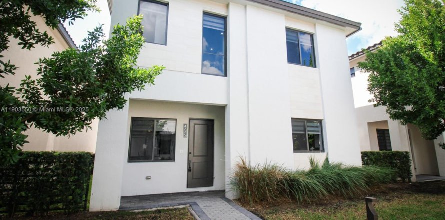 Casa en Doral, Florida 4 dormitorios, 268.49 m2 № 1955988