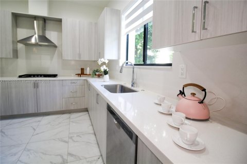 Casa en venta en Doral, Florida, 4 dormitorios, 268.49 m2 № 1955988 - foto 3