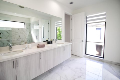 Casa en venta en Doral, Florida, 4 dormitorios, 268.49 m2 № 1955988 - foto 17