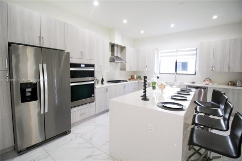 Casa en venta en Doral, Florida, 4 dormitorios, 268.49 m2 № 1955988 - foto 5