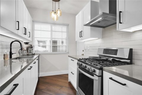 Condo in Miami Beach, Florida, 1 bedroom  № 1976857 - photo 11