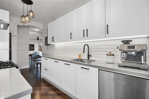 Condo in Miami Beach, Florida, 1 bedroom  № 1976857 - photo 12