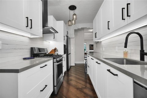 Condo in Miami Beach, Florida, 1 bedroom  № 1976857 - photo 13