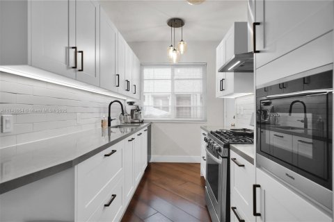 Condo in Miami Beach, Florida, 1 bedroom  № 1976857 - photo 10