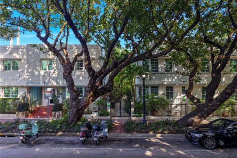 Condo in Miami Beach, Florida, 1 bedroom  № 1976857 - photo 1