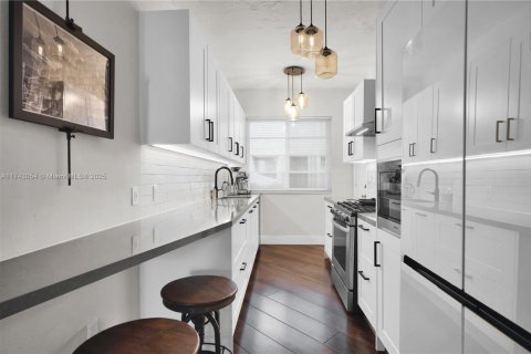 Condo in Miami Beach, Florida, 1 bedroom  № 1976857 - photo 9