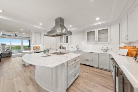 Condo in Belleair, Florida, 2 bedrooms № 2122088 - photo 12