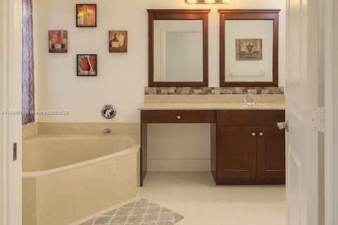 Купить виллу или дом в Мирамар, Флорида 5 спален, 244.98м2, № 1949206 - фото 4