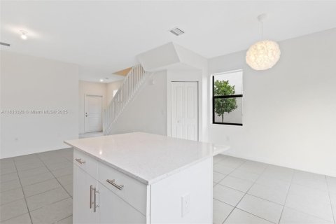 Adosado en alquiler en Miami, Florida, 3 dormitorios, 122.63 m2 № 1813863 - foto 6