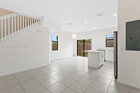 Adosado en alquiler en Miami, Florida, 3 dormitorios, 122.63 m2 № 1813863 - foto 3