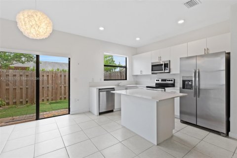 Adosado en alquiler en Miami, Florida, 3 dormitorios, 122.63 m2 № 1813863 - foto 4