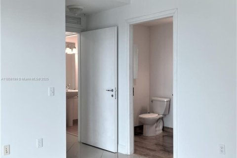 Condo in Miami, Florida, 1 bedroom  № 1887600 - photo 12