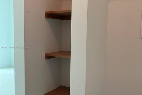 Condo in Miami, Florida, 1 bedroom  № 1887600 - photo 17