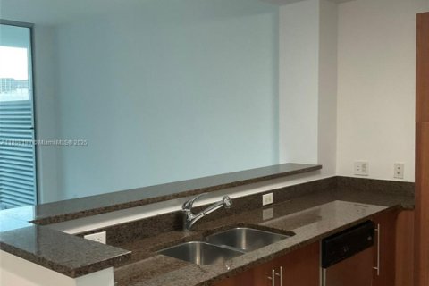 Condo in Miami, Florida, 1 bedroom  № 1887600 - photo 4