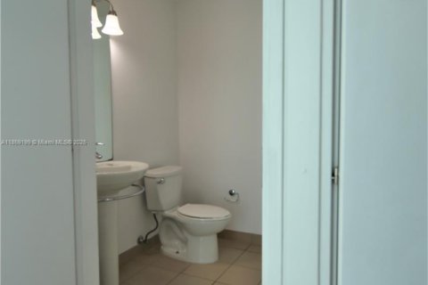 Condo in Miami, Florida, 1 bedroom  № 1887600 - photo 13