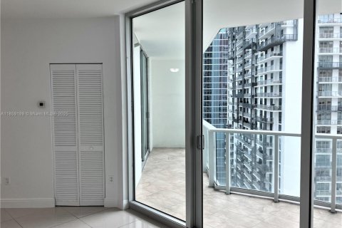Condo in Miami, Florida, 1 bedroom  № 1887600 - photo 9
