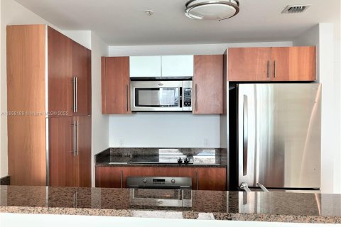 Condo in Miami, Florida, 1 bedroom  № 1887600 - photo 1