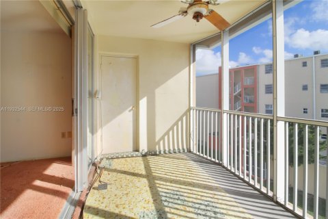 Condo in Miami, Florida, 1 bedroom  № 1991450 - photo 15