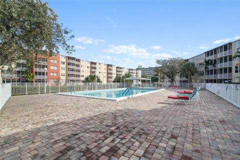 Condo in Miami, Florida, 1 bedroom  № 1991450 - photo 23