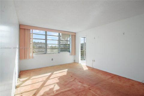Condo in Miami, Florida, 1 bedroom  № 1991450 - photo 18