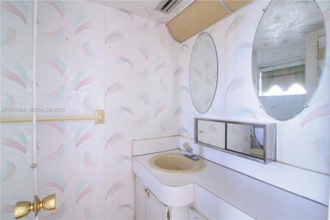 Condo in Miami, Florida, 1 bedroom  № 1991450 - photo 5