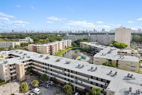 Condo in Miami, Florida, 1 bedroom  № 1991450 - photo 26
