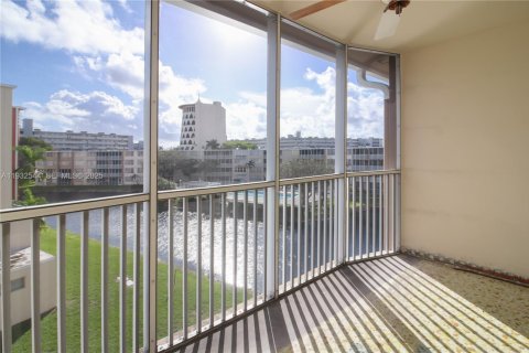 Condo in Miami, Florida, 1 bedroom  № 1991450 - photo 16