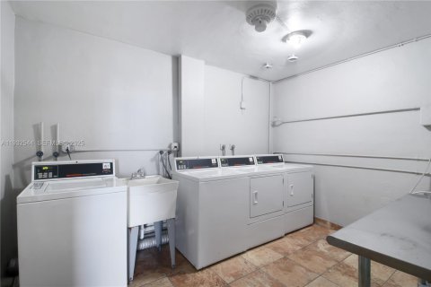 Condo in Miami, Florida, 1 bedroom  № 1991450 - photo 25