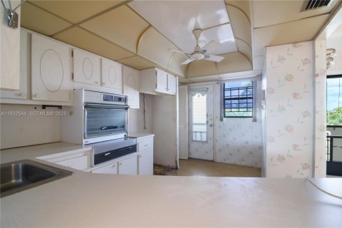 Condo in Miami, Florida, 1 bedroom  № 1991450 - photo 10