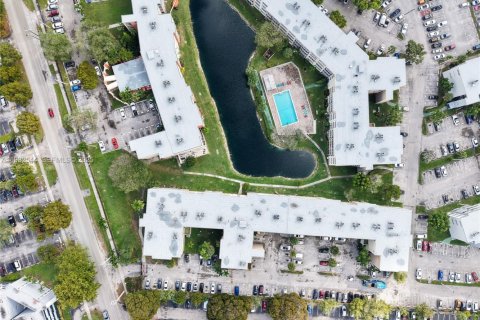 Condo in Miami, Florida, 1 bedroom  № 1991450 - photo 27