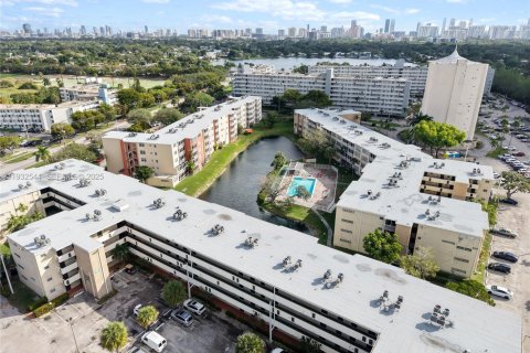 Condo in Miami, Florida, 1 bedroom  № 1991450 - photo 2