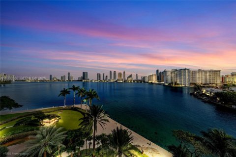 Condo in Aventura, Florida, 3 bedrooms  № 2088799 - photo 14