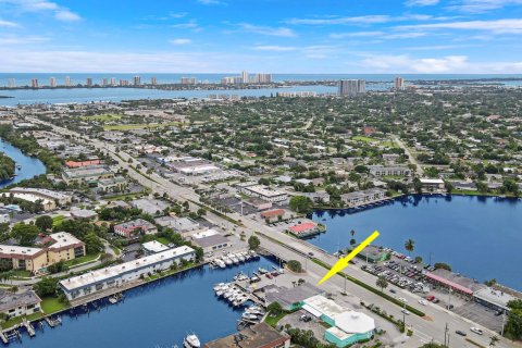 Commercial property in North Palm Beach, Florida № 2187297 - photo 8
