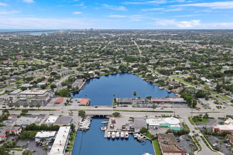 Commercial property in North Palm Beach, Florida № 2187297 - photo 14