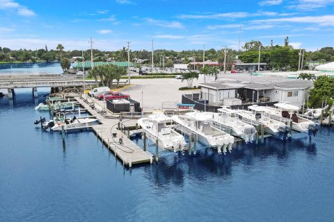 Commercial property in North Palm Beach, Florida № 2187297