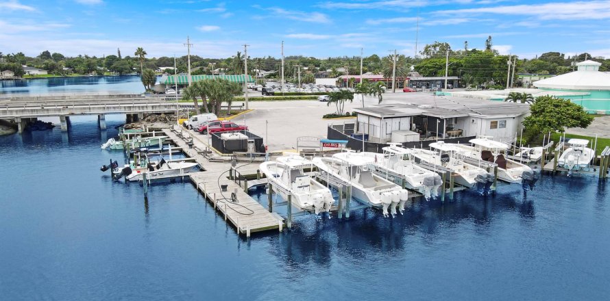 Commercial property in North Palm Beach, Florida № 2187297