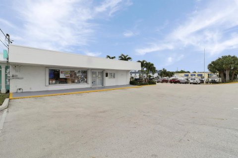 Commercial property in North Palm Beach, Florida № 2187297 - photo 10