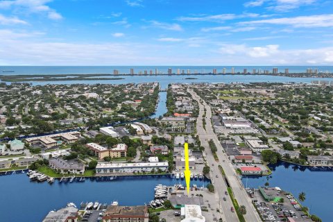 Commercial property in North Palm Beach, Florida № 2187297 - photo 7