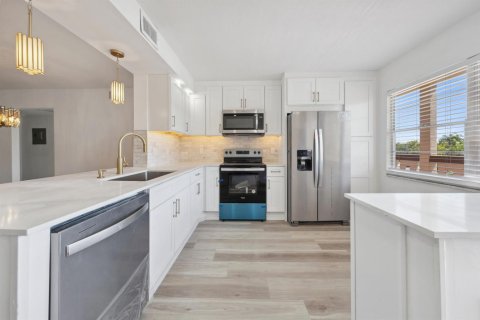 Condo in Coconut Creek, Florida, 2 bedrooms  № 2146077 - photo 6