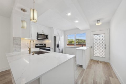 Condo in Coconut Creek, Florida, 2 bedrooms  № 2146077 - photo 5
