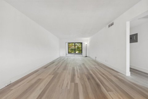 Condo in Coconut Creek, Florida, 2 bedrooms  № 2146077 - photo 9
