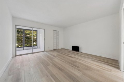 Condo in Coconut Creek, Florida, 2 bedrooms  № 2146077 - photo 16