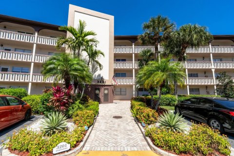 Condo in Coconut Creek, Florida, 2 bedrooms  № 2146077 - photo 2