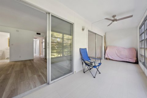 Condo in Coconut Creek, Florida, 2 bedrooms  № 2146077 - photo 14