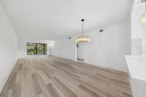 Condo in Coconut Creek, Florida, 2 bedrooms  № 2146077 - photo 7