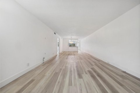 Condo in Coconut Creek, Florida, 2 bedrooms  № 2146077 - photo 10