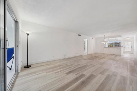 Condo in Coconut Creek, Florida, 2 bedrooms  № 2146077 - photo 11